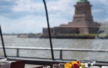 bateaux_newyork_dining_room_statue_hires